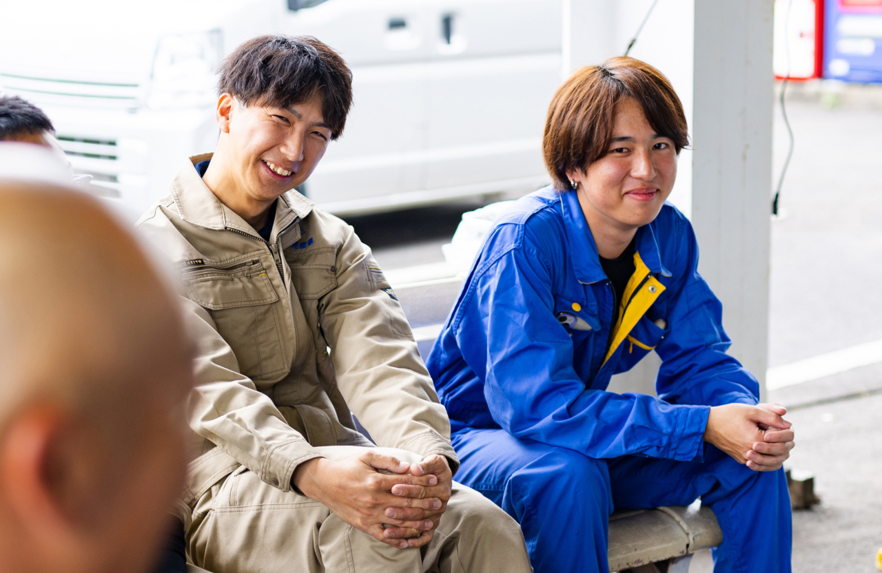 休憩中に社員同士で談笑している写真